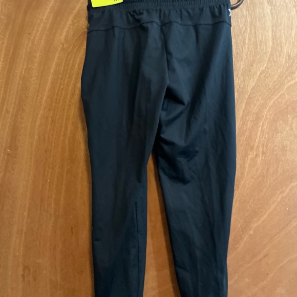 Boy’s black Inder Armour size 9 / 10 Black Sweatpants - Picture 3 of 3